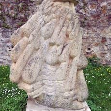 Socha Obchodník s deštěm na parkánu hradeb v Kadani