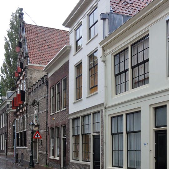 Pand met lijstgevel gepleisterd