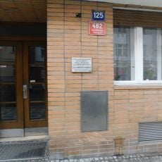 Pamětní deska Josefa Růžičky a Františka Gajdzici na domě Slezská 482/125 na Vinohradech