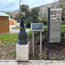 Riproduzione in scala ridotta della statua di Camillo Benso Conte di Cavour