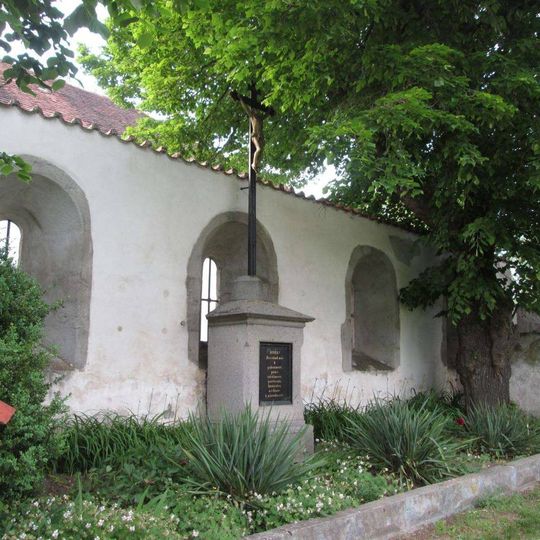 Kříž u kostela v Klášteře