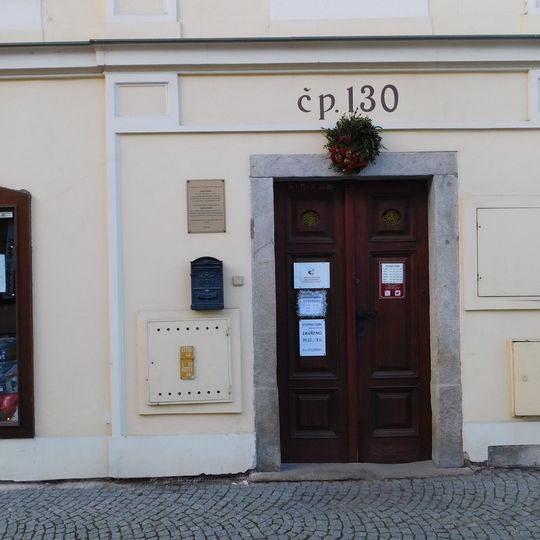 Pamětní deska Gustava Franka na domě Žižkovo nám. 130 ve Vlašimi