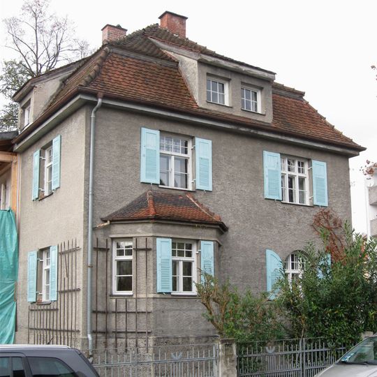 Dr.-Hefner-Straße 2