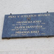 Pamětní deska padlých pilotů RAF na Husově domě ve Vlašimi