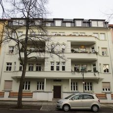 Mietshaus in geschlossener Bebauung mit Vorgarten und Einfriedung Uhlichstraße 30