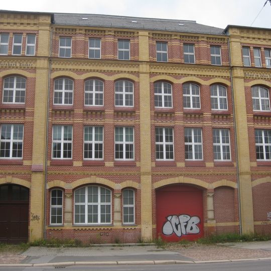 Gewerbebau in geschlossener Bebauung, mit Seitenflügel im Hof August-Bebel-Straße 13