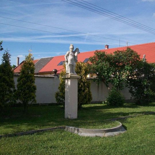 Socha v Tatiné na návsi