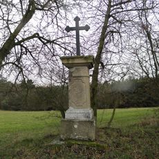 Kříž západně od cesty nad Včelním hrádkem u Jílového