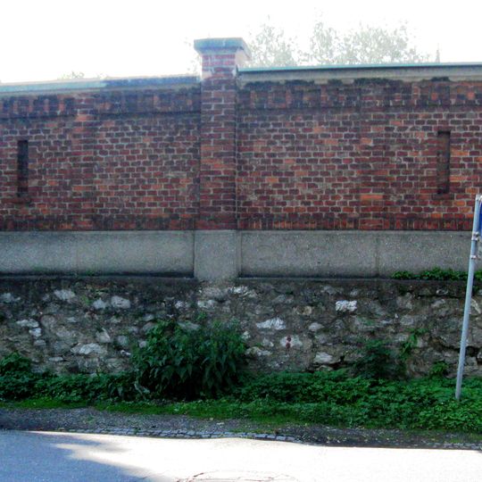 Enclos, grotte de Lourdes et statue des Lazaristes