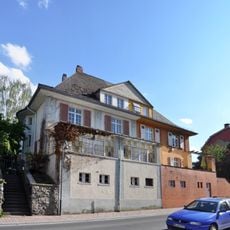 Doppelhausvilla mit Stützmauern und Nebengebäuden