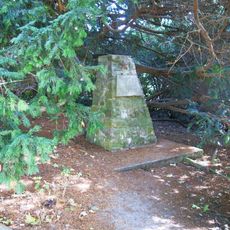 Pomník československo-italského přátelství v zámeckém parku v Ploskovicích