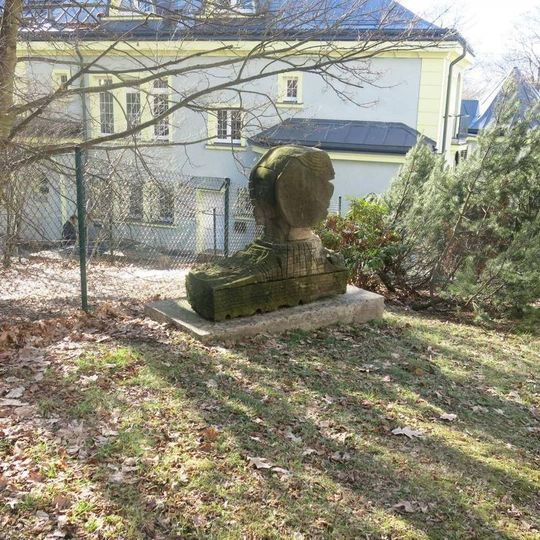 Kamenná plastika mezi budovami F2 a N nemocnice v Liberci