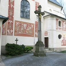 Kříže u jižní zdi kostela svaté Kunhuty v Novém Městě na Moravě
