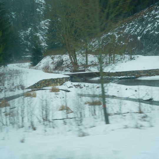 Lávka přes začátek náhonu u řkm 34,3 na Teplé