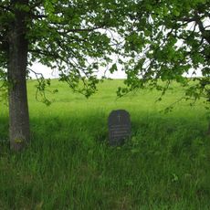 Pomník jižně od Trhomné