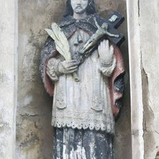 Socha svatého Jana Nepomuckého ve výklenku hřbitovní zdi v Roudníkách