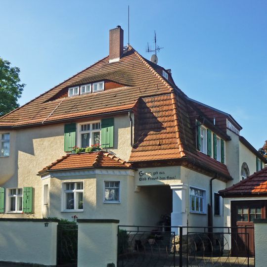 Villa im Reformstil von guter architektonischer Linie sowie Seitengebäude Dr.-Friedrichs-Straße 15