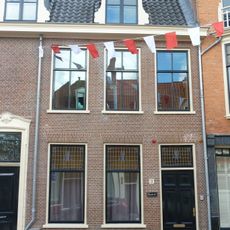 Pand met lijstgevel onder zadeldak zich voortzettend