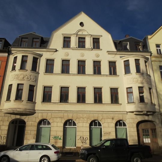 Mietshaus und Post in geschlossener Bebauung Limbacher Straße 148