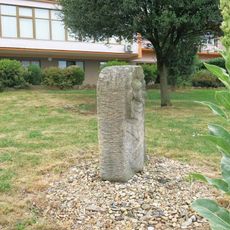 Kamenná plastika Mimino u Domova seniorů v Bystřanech