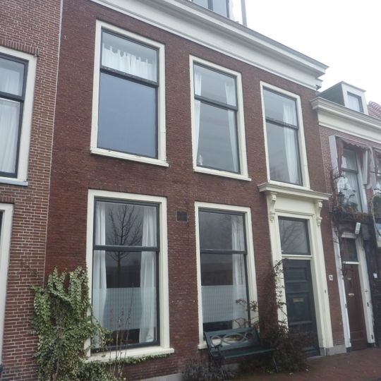 Pand met gevel met rechte kroonlijst. Deuromlijsting