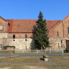 Einzeldenkmale der Sachgesamtheit Schloss, Schlosspark und Rittergut Gauernitz: Wirtschaftshof mit Wohn- und Wirtschaftsgebäude (Nr. 2) einschließlich angebauter Scheune (Nr. 1), Speicher mit Weinkeller (Nr. 3), Scheune (Nr. 4), Wohnhaus (Nr. 5, m?