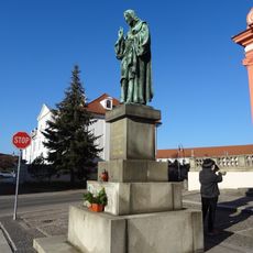 Socha Krista před kostelem Nanebevzetí Panny Marie ve Staré Boleslavi