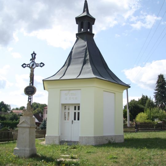 Kříž u kaple v Arneštovicích