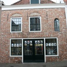 Pand met geverfde rechte gevel