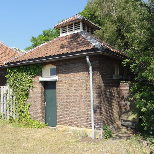 Vrijstaand voormalig toiletgebouw