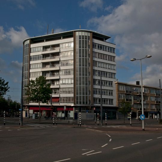 Woonblok met etagewoningen en winkels