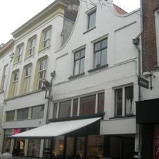 Pand met gepleisterde klokgevel met geprofileerde, segmentvormige afdekking