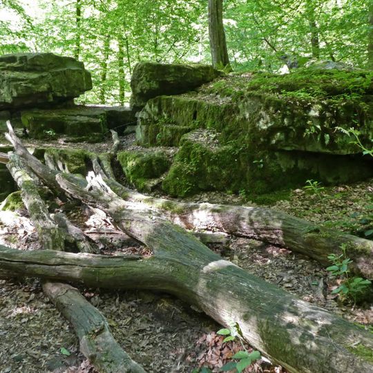 Felsengruppe und Wasserfall im Döbelwald