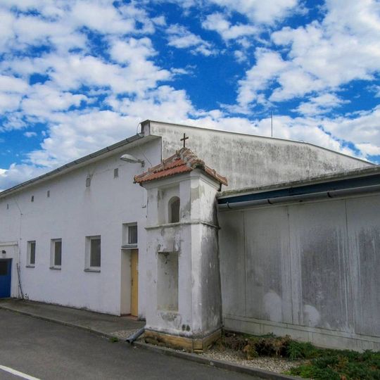 Boží muka v Medlově u výrobního komplexu