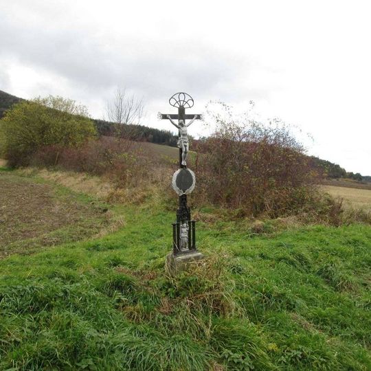 Kříž jižně od Lhovic u potoka