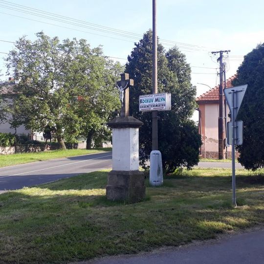 Kříž v Čisté na křižovatce