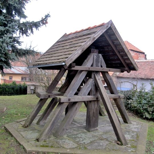 Dřevěná zvonice u kostela v Plenkovicích