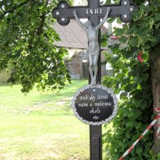 Kříž na návsi v Bratkovicích