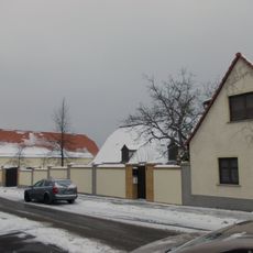 Wohnhaus, Scheune, Seitengebäude und Hofmauer eines Gutes Dorfstraße 9