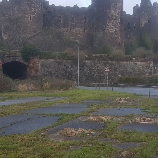 Railway bridge over Llanrwst Road, including attached embankment wall to E