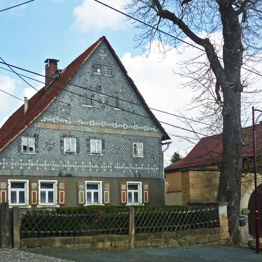 Wohnstallhaus, Scheune und Hofmauer mit Torbogen und Pforte eines Bauernhofes Richard-Wagner-Straße 50