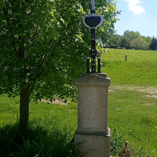 Wayside cross near the cemetery in Brloh