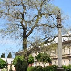 Sloup se sochou svatého Jana Nepomuckého u Novoměstské kašny