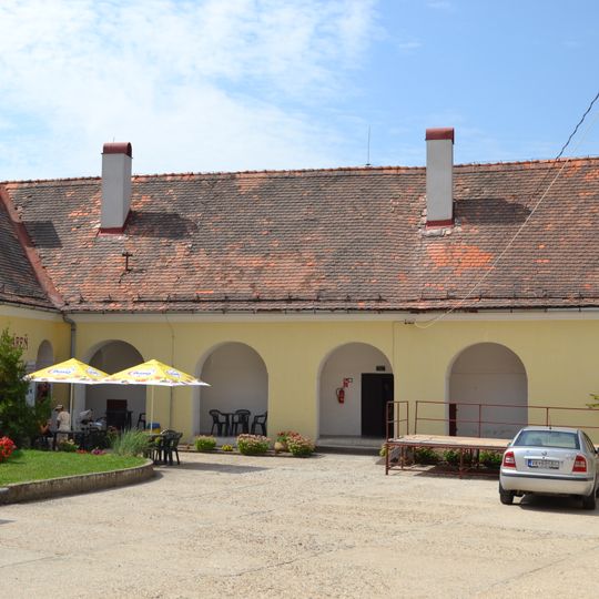 Hrad Modrý Kameň, stavba hospodárska