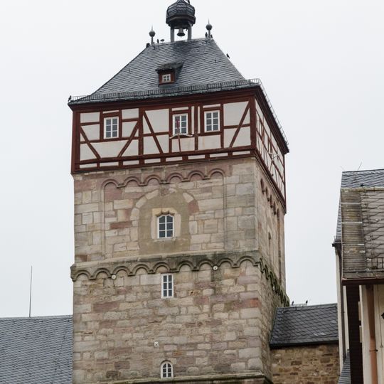 Sogenannter Zehntturm. ehemaliger Westturm der spätromanischen Pfarrkirche