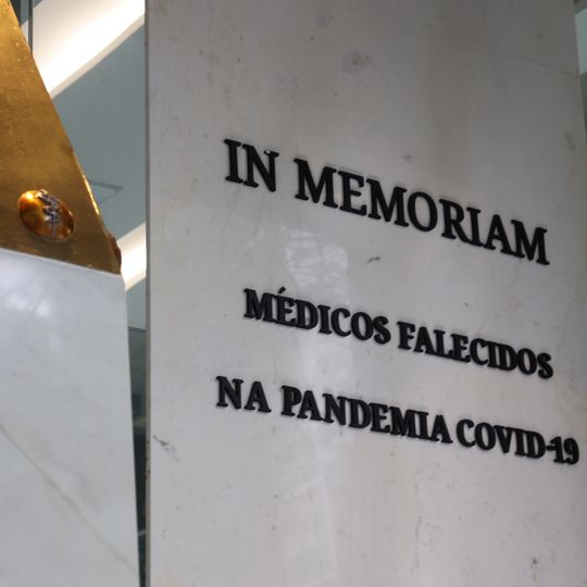 Memorial em homenagem aos médicos falecidos pela Covid19
