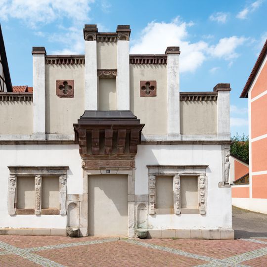 Farbestraße 1, Hochzeitshausfassade