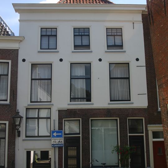 Pand met gepleisterde lijstgevel. Onderbouw modern