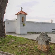 Boží muka v Mořicích u hřbitova