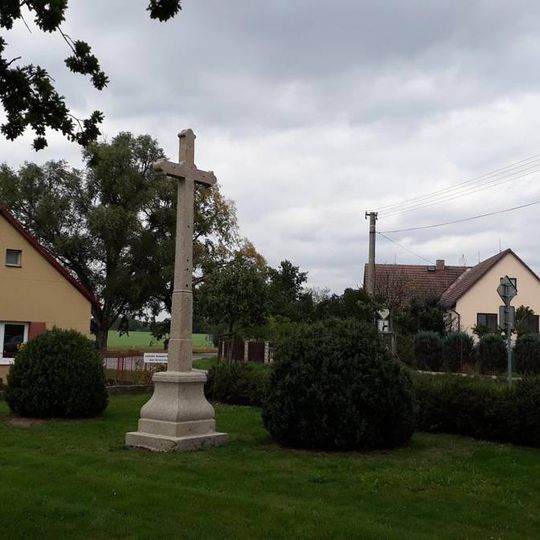 Kříž v Pluhově Žďáru u rozcestí